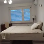 Przy 29 Alei Πανσιόν *